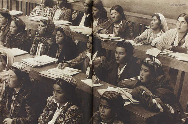 [Советская женщина. Фотоальбом] Soviet women. M.; L.: State art publishers, 1939.